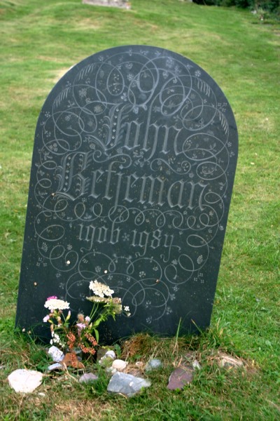Cornwall Weblog: John Betjemann grave stone, St. Enodoc church (IMG_0810.JPG, 400 x 600, 88.0K) 