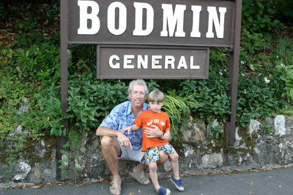 Cornwall Weblog: Frank and Nathaniel at Bodmin Station (IMG_0875.JPG, 600 x 400, 100.0K) 