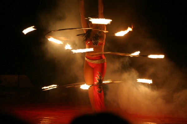 Cornwall Weblog: Hoop lady playing with fire (IMG_4295.JPG, 600 x 400, 36.0K) 